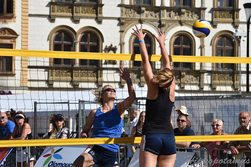 Beach-volejbalová show olomouckých a šternberských volejbalistek na olomouckém Horním náměstí