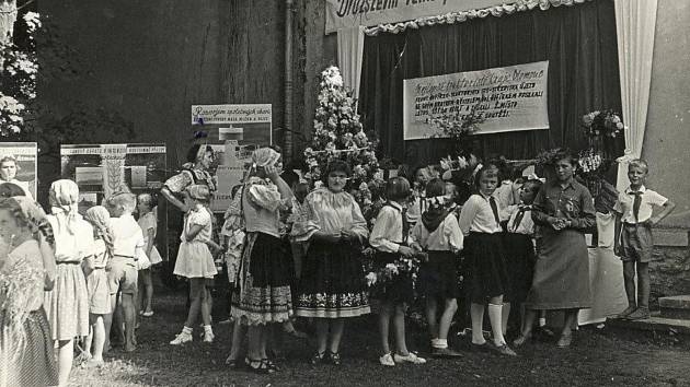 UKONČENÍ ŽNÍ. Dožínkové slavnosti v Újezdu v roce 1959.