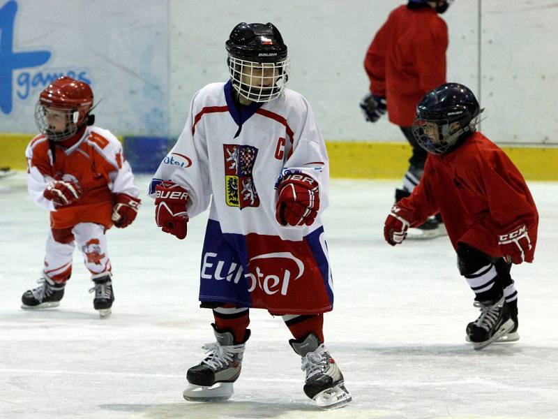 Hokejisté HC Olomouc si zatrénovali s malými hokejisty v rámci mikulášské akce.