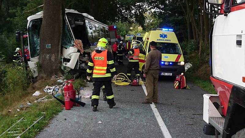 Nehoda autobusu u Hraničných Petrovic