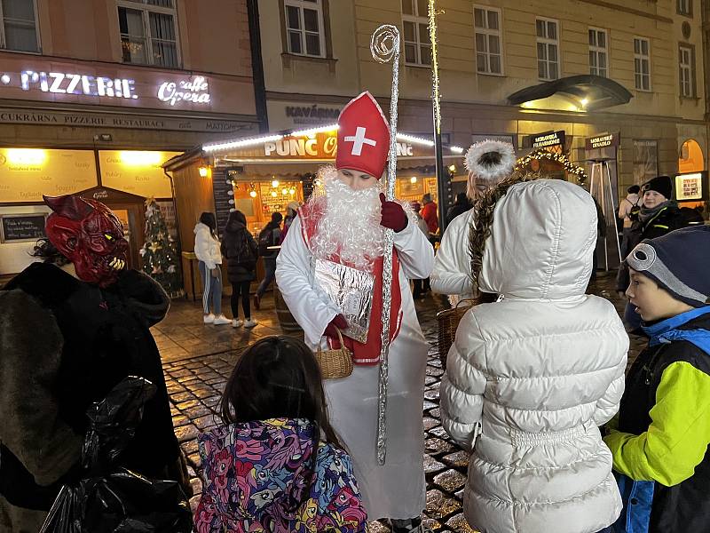 V centru Olomouce v pondělí nadělovali Mikuláši s družinou, přilétli i děsiví Krampusáci, 5. prosince 2022