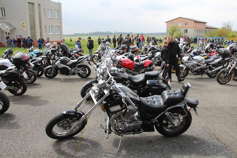 Na olomouckém letišti si v sobotu před polednem dali sraz motorkáři, aby zahájili sezonu společnou vyjížďkou po okolí.