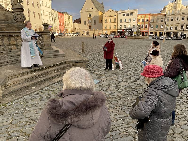 Modlitba za konec pandemie u mariánského sloupu na Dolním náměstí v Olomouci, 8. března 2021