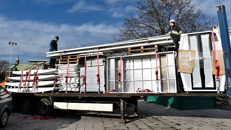 Na plochu u olomoucké tržnice přivezli materiál na stavbu vánočního ruského kola, 19. listopadu 2019