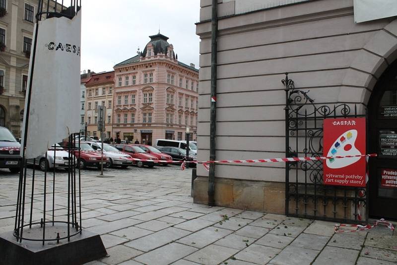 Červeno-bílá páska značící zákaz vstupu do blízkosti olomoucké radnice