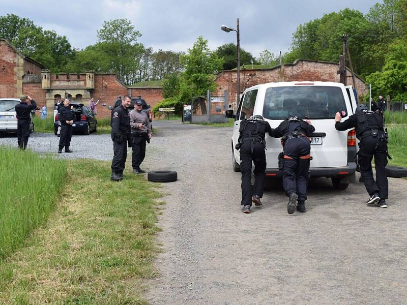 Trojboj záchranných a zákrokových týmů městských policií v areálu Fortu Křelov. 