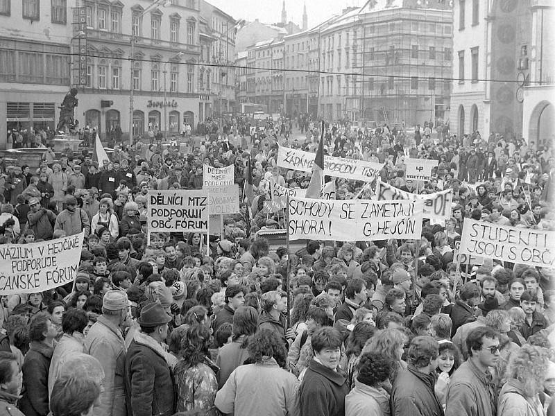 Demonstrace na Horním náměstí. Listopad 1989 v Olomouci