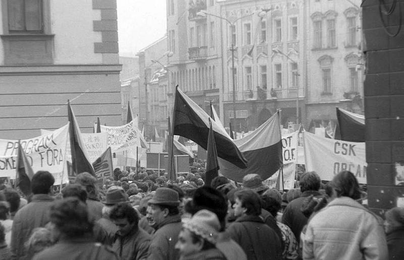 Shromáždění Olomoučanů na Horním náměstí (tehdejším náměstí Míru)