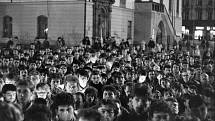 Shromáždění Olomoučanů na Horním náměstí (tehdejším náměstí Míru)
