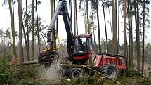 Harvestor pomáhá v olomoucké zoo s úklidem po vichřici. 20.3. 2019