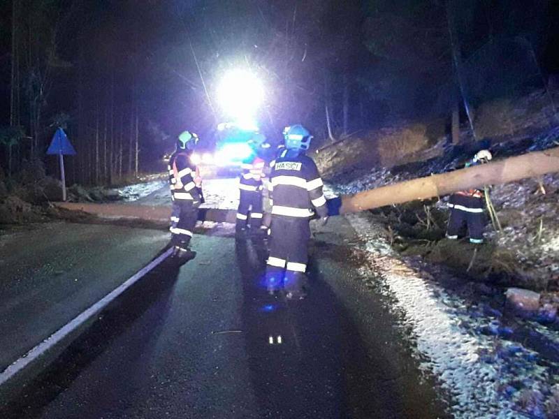 Stínava. Neděle 18. března 2018. Následky silného větru