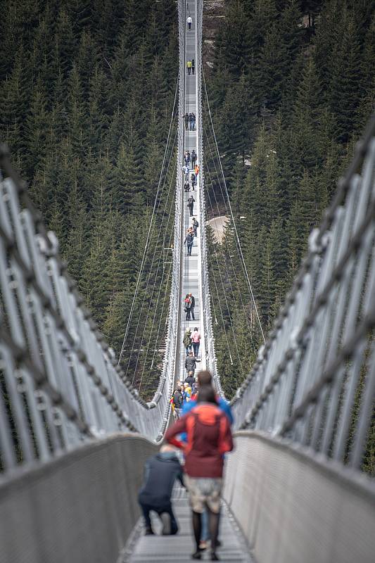 Nejdelší visutý most pro pěší na světě Sky Bridge 721, 9. května 2022, Dolní Morava. Ve výšce 95 metrů překonává údolí Mlýnského potoka z horského hřebene Slamník na hřeben Chlum.