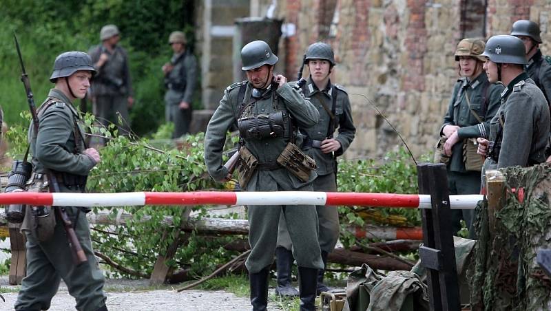 Až mráz běhal po zádech při realistické bojové ukázce na fortu Radíkov. Kluby vojenské historie předvedly boj o chválkovickou pevnůstku na konci II. světové války.