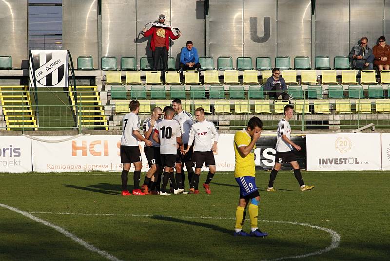 Fotbalisté Holice (v bílém) porazili Šumperk 2:1.