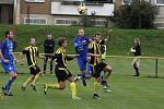 Fotbalisté Nových Sadů (ve žluto-černém) remizovali s Kozlovicemi 1:1.