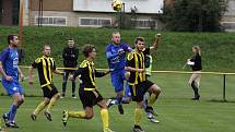 Fotbalisté Nových Sadů (ve žluto-černém) remizovali s Kozlovicemi 1:1.