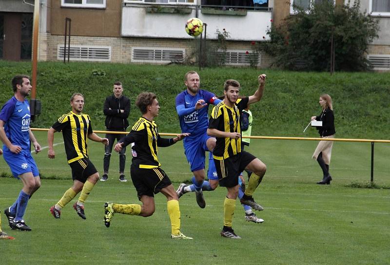 Fotbalisté Nových Sadů (ve žluto-černém) remizovali s Kozlovicemi 1:1.