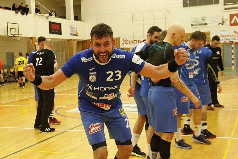 Házenkáři Litovle (v modrém) porazili Frýdek-Místek 30:27.Josef Pohlmann