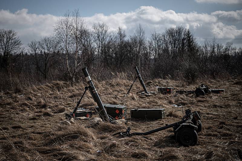 Ostré střelby minometné baterie. Týdenní nepřetržitý výcvik jednotek 71. mechanizovaného praporu z Hranic ve vojenském újezdu Libavá, 16. února 2022