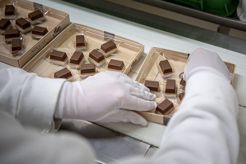 Olomoucká čokoládovna Zora ze skupiny Nestlé vyrábí v těchto dnech čokoládové cukrovinky pro vánoční trh, 18. srpna 2022, Olomouc. Na snímku je ruční balírna.