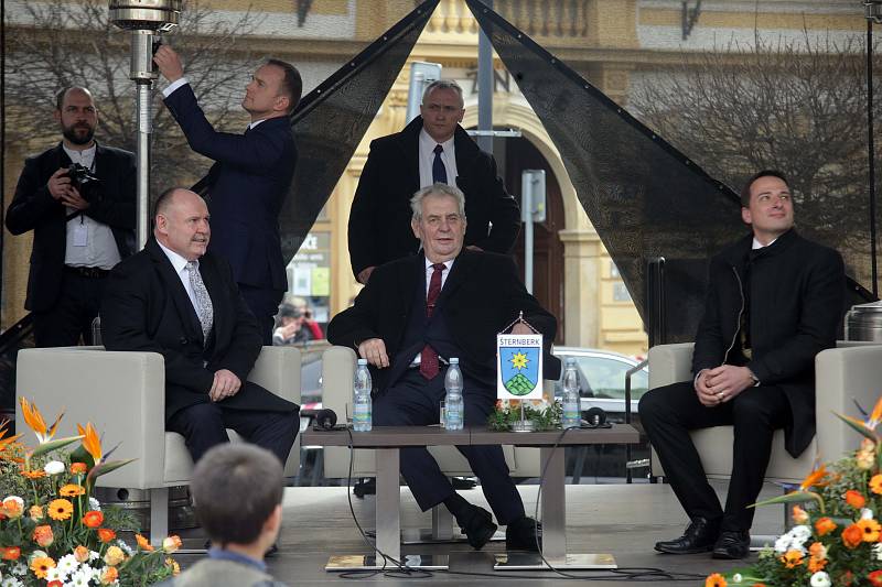 Setkání prezidenta Zemana s veřejností na náměstí ve Šternberku
