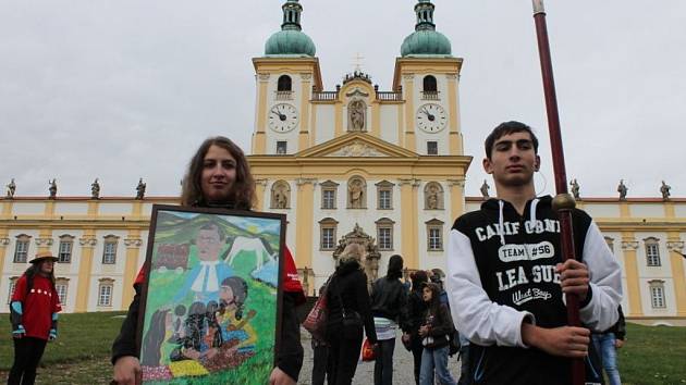 Čtrnáctého ročníku tradiční Rómské pouti na Svatém Kopečku se letos zúčastnilo kolem čtyř set Romů z celé české republiky.