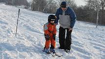 Třeskutý mráz, slunečná obloha a všude bílo. Sobotní den vylákal na svah i do přírody lyžaře, snowboardisty, běžkaře, sáňkaře a všechny, koho baví zimní radovánky.