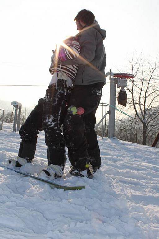 Třeskutý mráz, slunečná obloha a všude bílo. Sobotní den vylákal na svah i do přírody lyžaře, snowboardisty, běžkaře, sáňkaře a všechny, koho baví zimní radovánky.