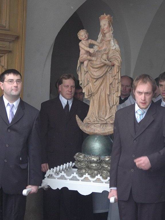 Cholinská madona se vrátila po třinácti letech opět domů. Slavnostní bohoslužbu sloužil olomoucký arcibiskup Jan Graubner.