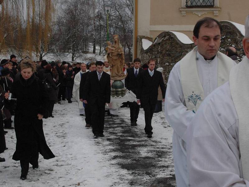 Cholinská madona se vrátila po třinácti letech opět domů. Slavnostní bohoslužbu sloužil olomoucký arcibiskup Jan Graubner.