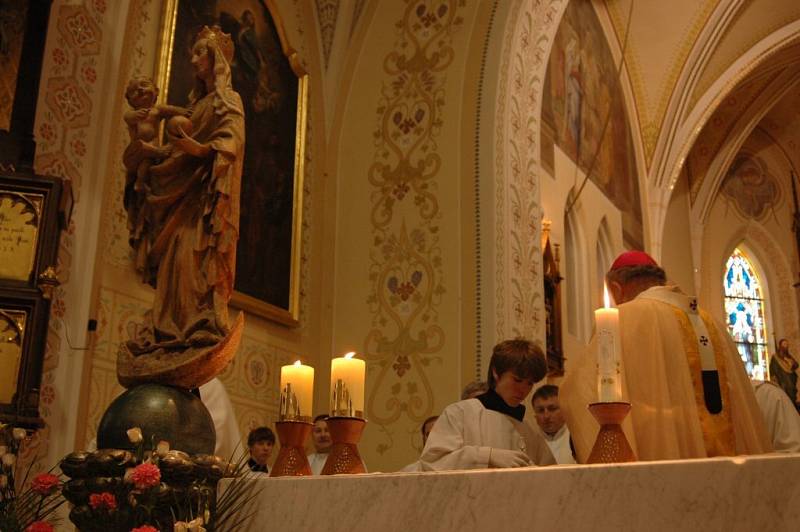 Cholinská madona se vrátila po třinácti letech opět domů. Slavnostní bohoslužbu sloužil olomoucký arcibiskup Jan Graubner.