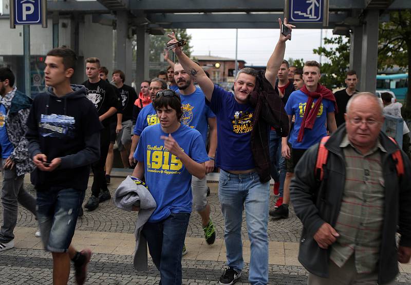 Příjezd zlínských fanoušků do Olomouce.