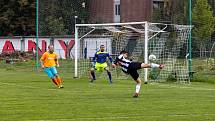 Fotbalisté Hodolan (v pruhovaném) porazili Novou Hradečnou 8:0.