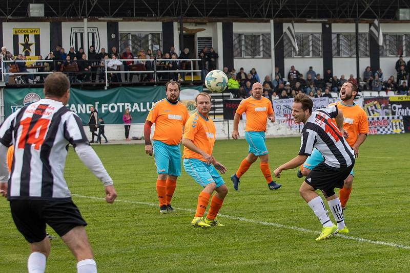 Fotbalisté Hodolan (v pruhovaném) porazili Novou Hradečnou 8:0.