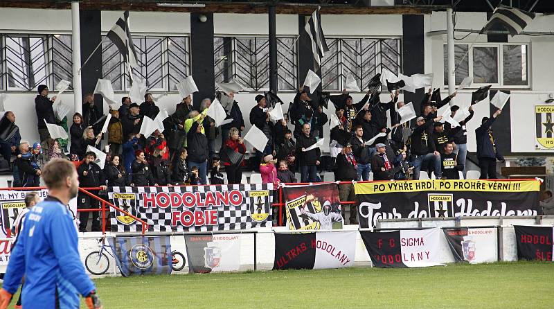 Fotbalisté Sigmy Hodolany (v bílo-černém) porazili Červenku 1:0.