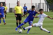 Fotbalisté Sigmy Olomouc B (v modrém) porazili Slovácko B 8:0.