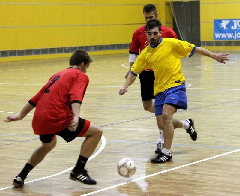 Mikulášský FinoCup 2012 ovládl FC Made Team (v červeném), který ve finále porazil Real HDO.