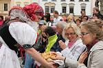 Hanácká svatba na Horním náměstí v Olomouci v podání členů folklorních souborů Klas z Kralic na Hané, Hané a Mladé Hané z Velké Bystřice a také z Hanáckého mužského sboru Rovina.