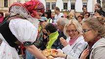 Hanácká svatba na Horním náměstí v Olomouci v podání členů folklorních souborů Klas z Kralic na Hané, Hané a Mladé Hané z Velké Bystřice a také z Hanáckého mužského sboru Rovina.