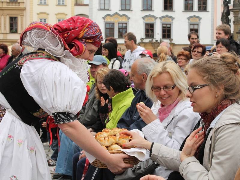 Hanácká svatba na Horním náměstí v Olomouci v podání členů folklorních souborů Klas z Kralic na Hané, Hané a Mladé Hané z Velké Bystřice a také z Hanáckého mužského sboru Rovina.