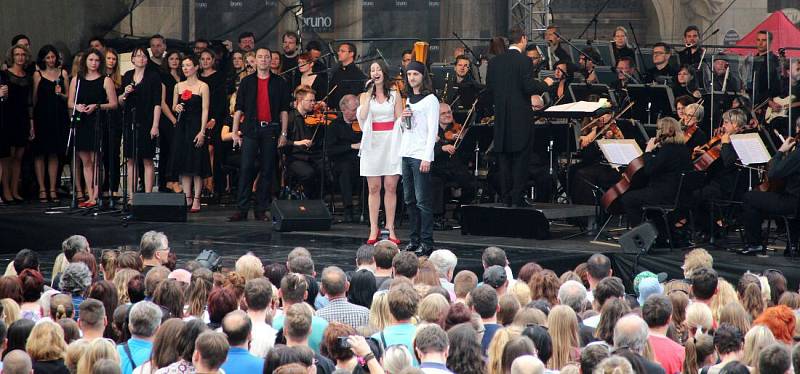 Muzikálová show hejčínského gymnázia a Moravské filharmonie na Horním náměstí v Olomouci 