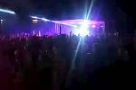 Snímek z videa zachycující venkovní párty Ibiza Beach Edition na pískovně Náklo 5. června 2021