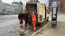 Chystá se oprava poškozeného povrchu silnice na třídě Svobody v Olomouci. Odborná firma provádí sondy, 7. dubna 2024