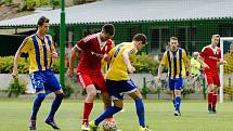 V prvním kole MOL Cupu porazily divizní Kozlovice Uničov (v červeném) 3:0