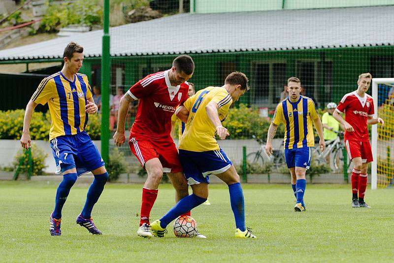 V prvním kole MOL Cupu porazily divizní Kozlovice Uničov (v červeném) 3:0