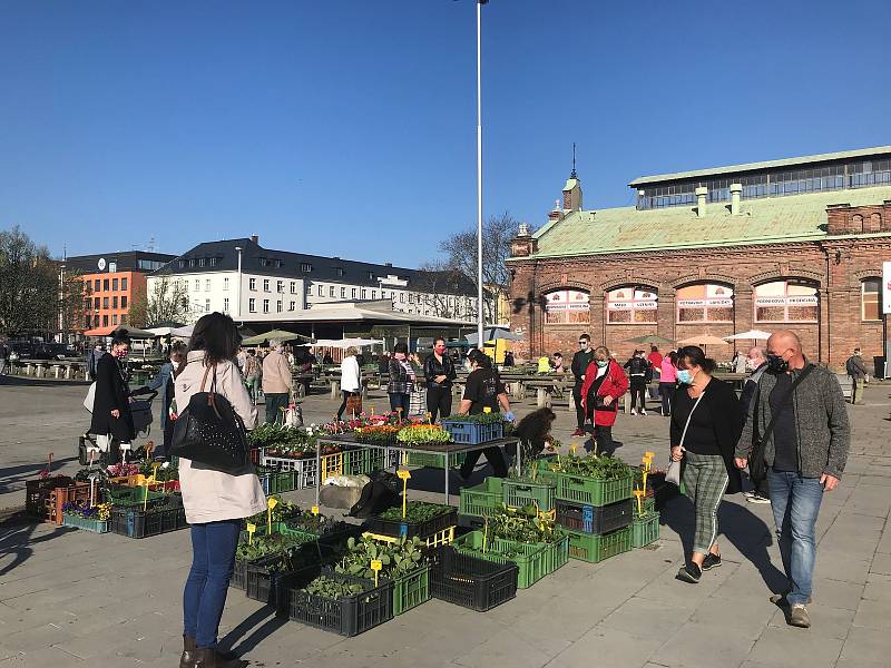 Tržnice v Olomouci opět žije. S rozestupy a rouškami