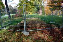 Vstupy do krytů v Bezručových sadech v Olomouci jsou v současné době kvůli výzkumům oplocené