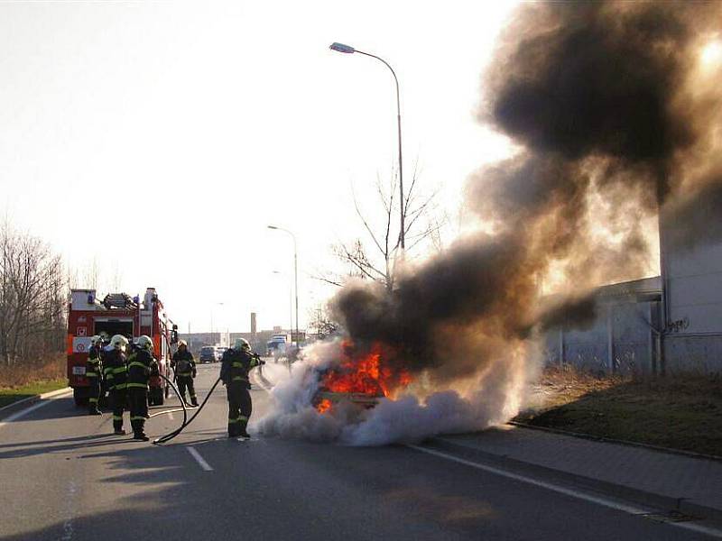 Požár felicie v ulici U Panelárny