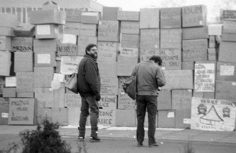 Stavba krabicové zdi před sídlem okresního výboru KSČ na Envelopě