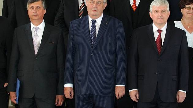 Prezident Zeman jmenoval novou vládu. Vlevo ministr financí Fischer, vpravo premiér Rusnok